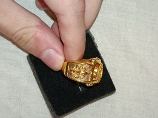 Anillo dorado de símbolo de dollar con brillantes 