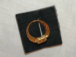 Anillo dorado de símbolo de dollar con brillantes 