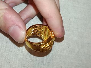Anillo dorado de símbolo de dollar con brillantes 