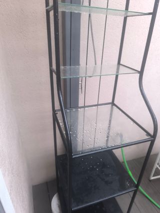 Estantería de metal y cristal