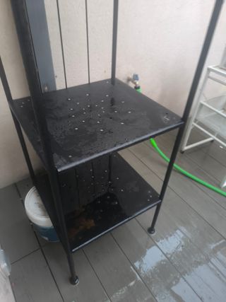 Estantería de metal y cristal