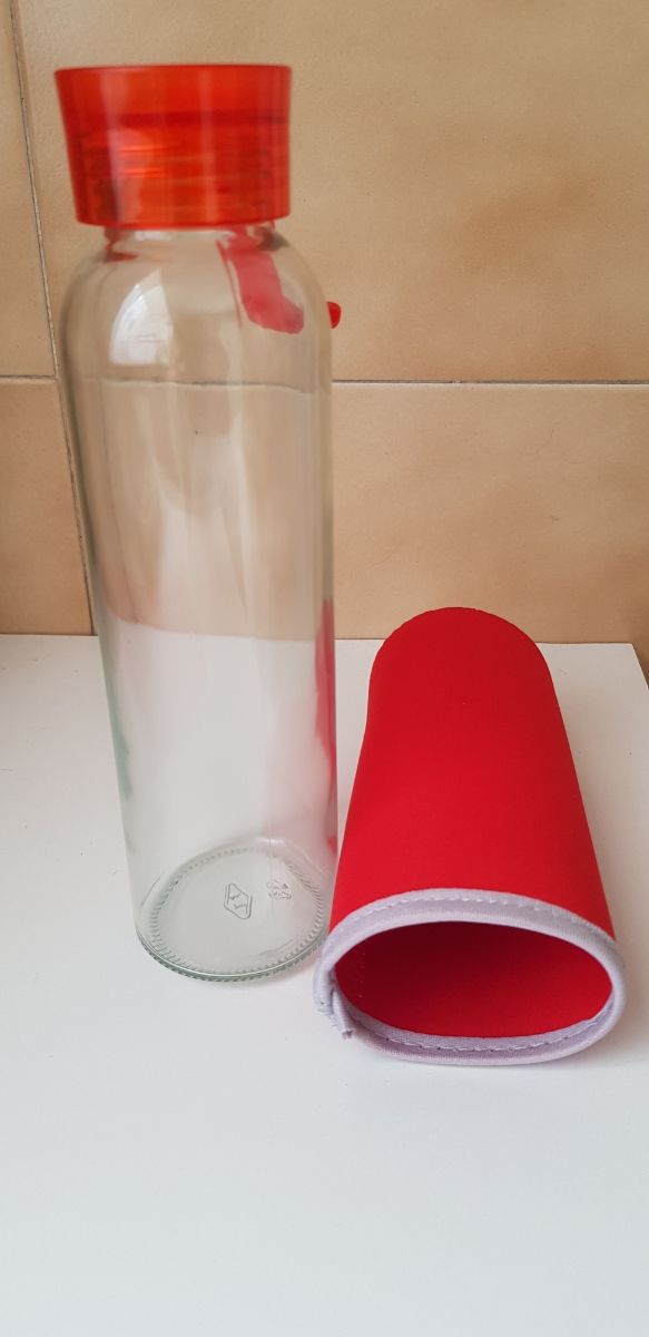 Botella de agua 500ml con funda roja
