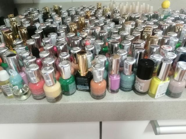 Lote de esmaltes de uñas 328 unidades más el maqui