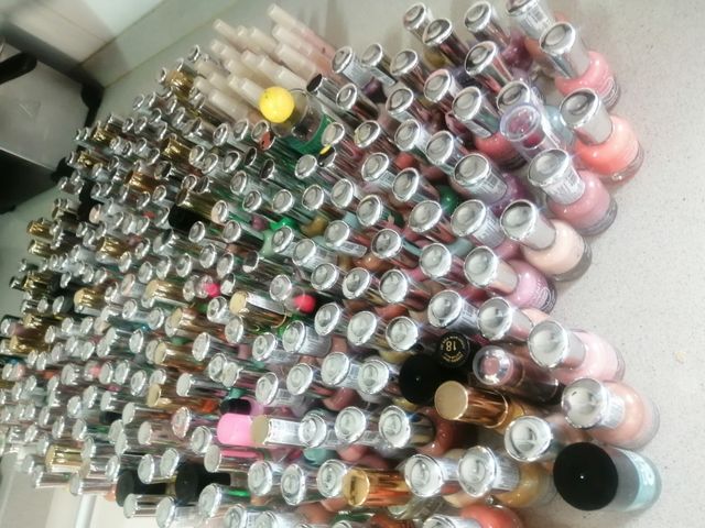 Lote de esmaltes de uñas 328 unidades más el maqui
