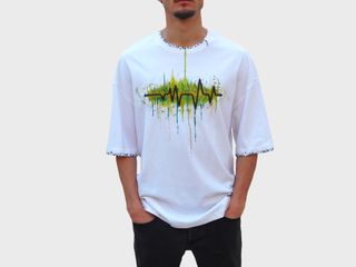 T-shirt bianca dipinta a mano