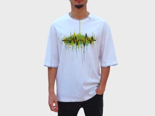 T-shirt bianca dipinta a mano