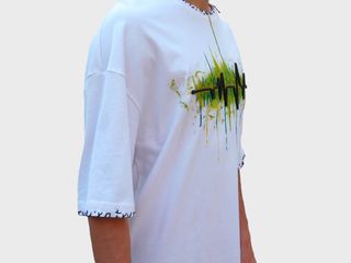 T-shirt bianca dipinta a mano