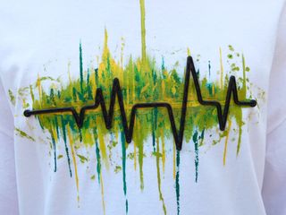 T-shirt bianca dipinta a mano