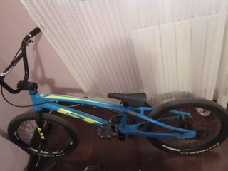 Bicicleta BMX GT Azul y Amarilla