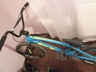 Bicicleta BMX GT Azul y Amarilla