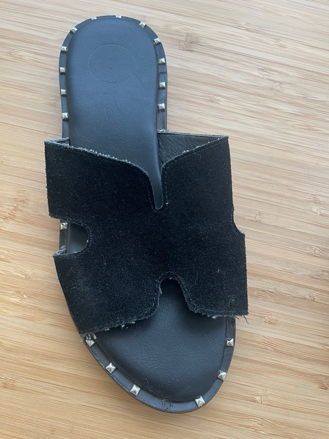 Sandali neri in pelle con borchie