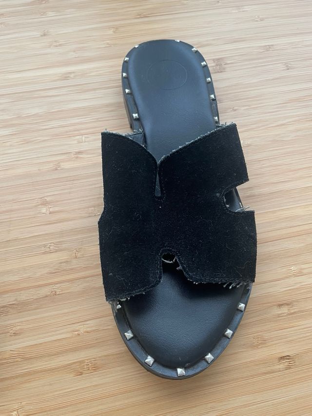 Sandali neri in pelle con borchie