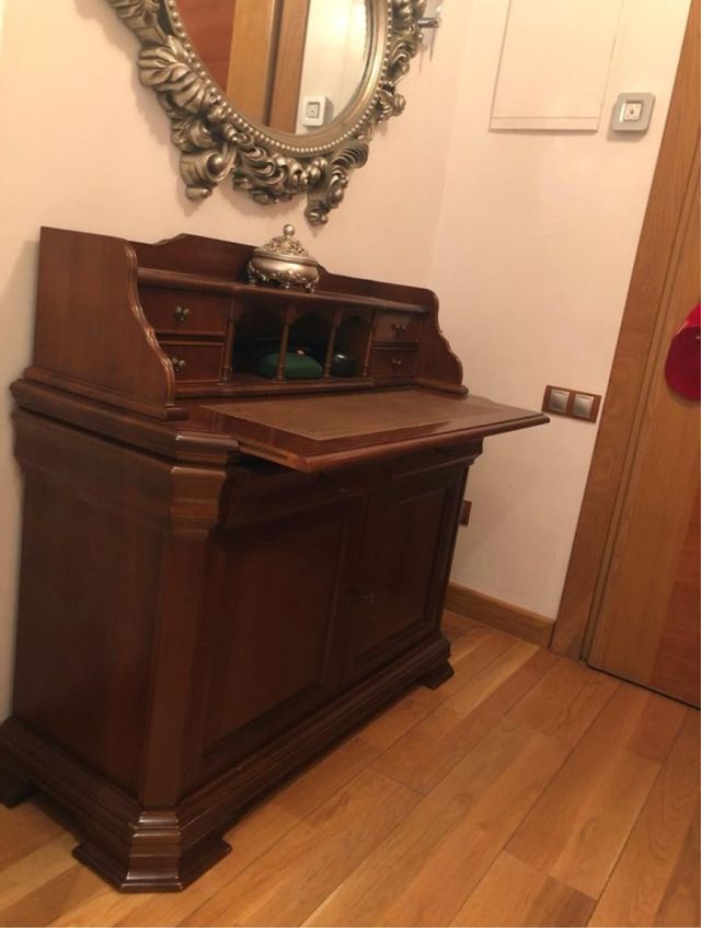 Buró de madera marrón