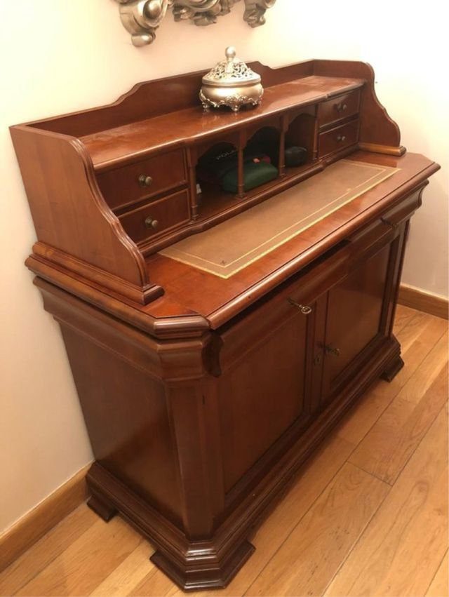 Buró de madera marrón