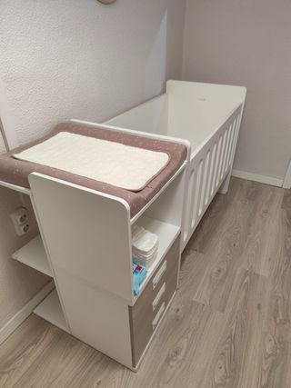 Cuna convertible blanca y madera