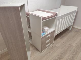 Cuna convertible blanca y madera