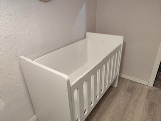 Cuna convertible blanca y madera