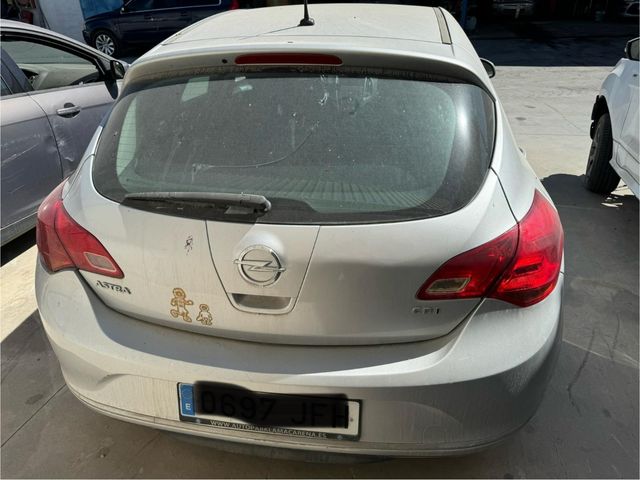 Portón Opel Astra J