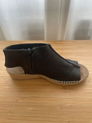 Sandalias de piel con cuña y esparto