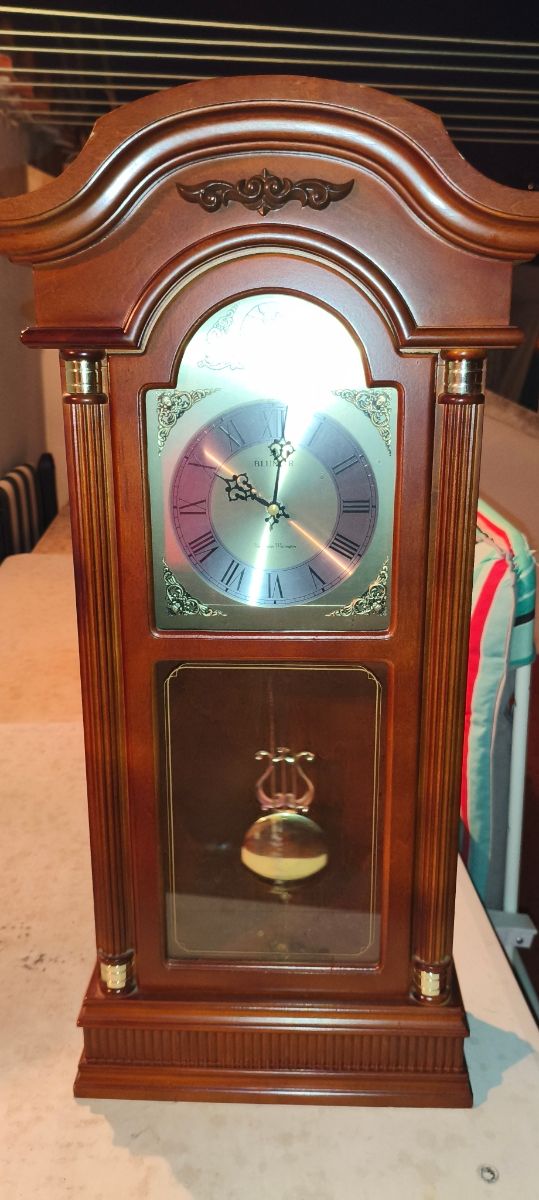 Reloj de pared de madera