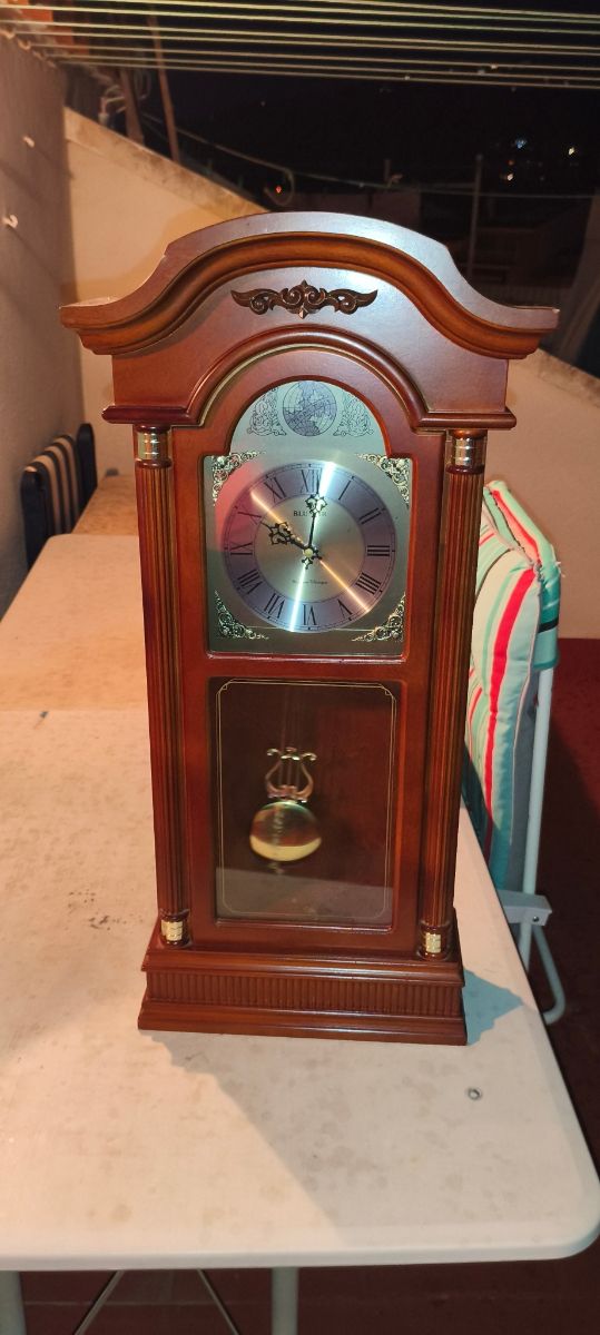 Reloj de pared de madera