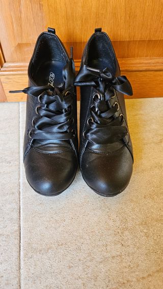 Botines de tacón negros con cordones