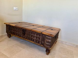 Mesa de madera colonial con detalles metálicos