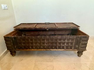 Mesa de madera colonial con detalles metálicos