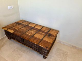Mesa de madera colonial con detalles metálicos