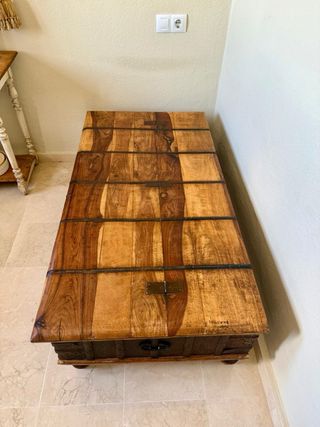 Mesa de madera colonial con detalles metálicos