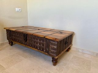 Mesa de madera colonial con detalles metálicos