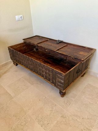 Mesa de madera colonial con detalles metálicos