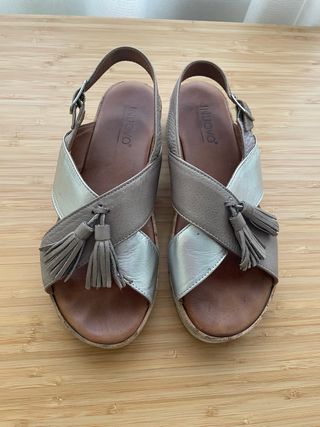 Sandalias INUOVO Piel Beige y Plateadas