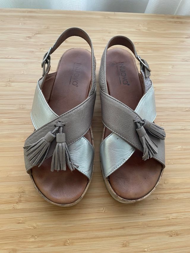 Sandali INUOVO in pelle beige e argento