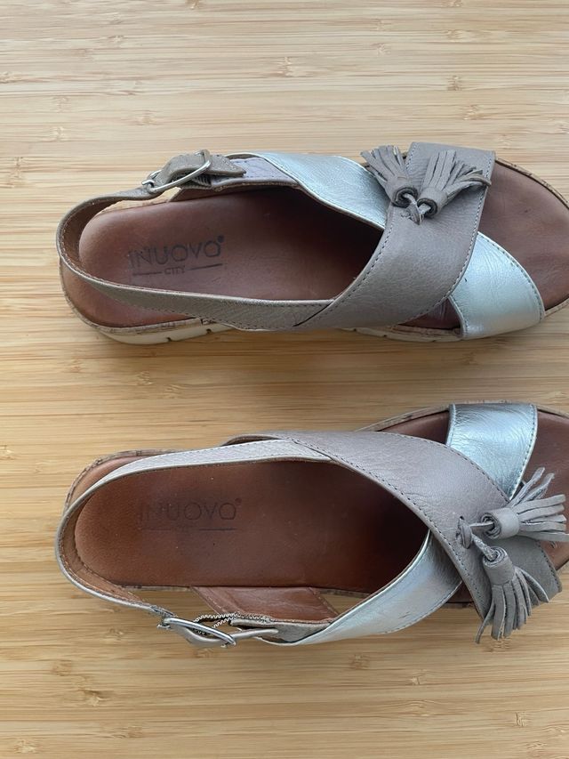 Sandali INUOVO in pelle beige e argento