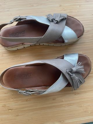 Sandalias INUOVO Piel Beige y Plateadas