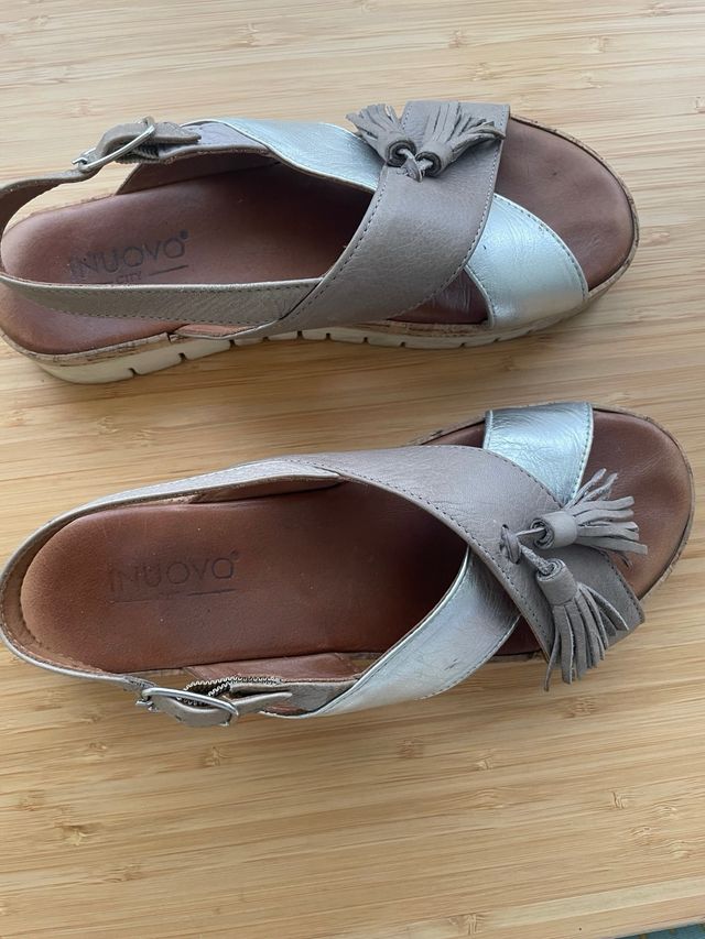 Sandali INUOVO in pelle beige e argento