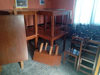 Mesas y sillas sidrería madera