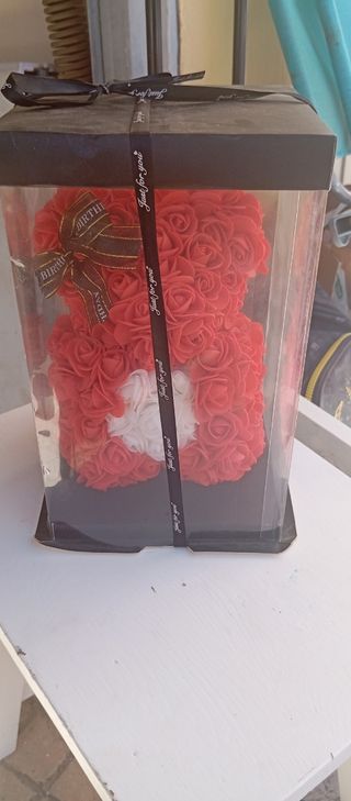 Oso de rosas rojas