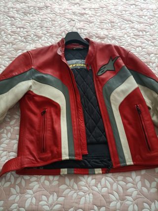 Chaqueta de moto roja y gris