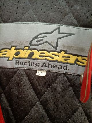 Chaqueta de moto roja y gris