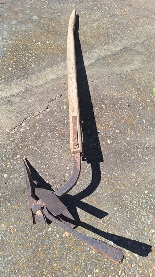 Arado antiguo de madera y hierro