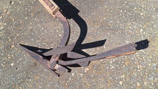 Arado antiguo de madera y hierro