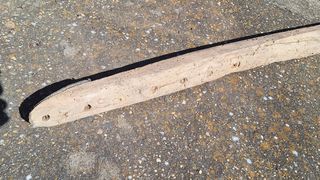 Arado antiguo de madera y hierro