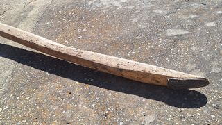 Arado antiguo de madera y hierro