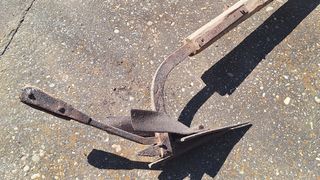 Arado antiguo de madera y hierro