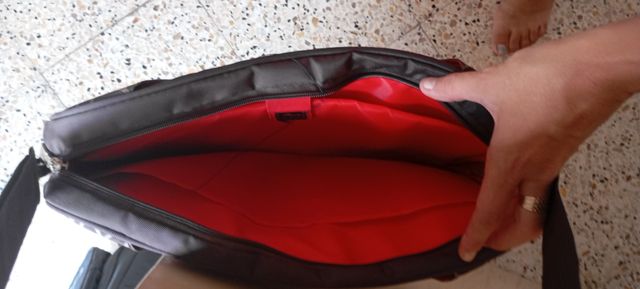 Mochila para portátil negra con interior rojo