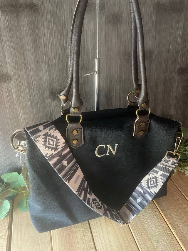 Bolso de tela con iniciales bordadas