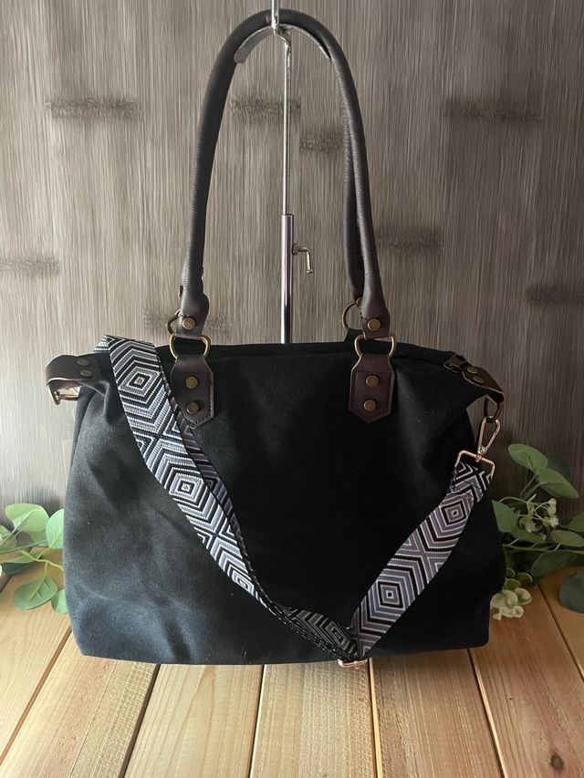 Bolso de tela con iniciales bordadas