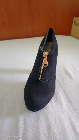 Scarpe con tacco e zip dorata